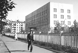 У городской поликлиники. 1976 г. Фото В.И. Цитко. Из фондов СГКМ У городской поликлиники. 1976 г. Фото В.И. Цитко. Из фондов СГКМ.